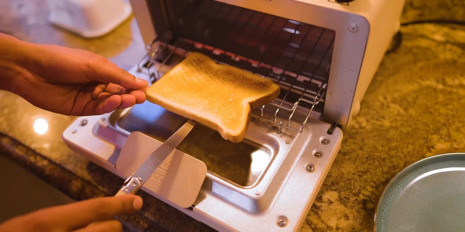 טוסטר Balmuda מכין טוסט